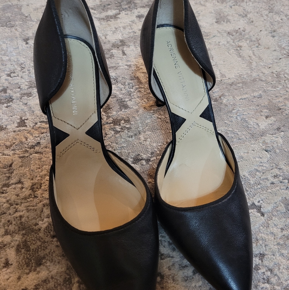 Adrienne Vittadini classic black pumps